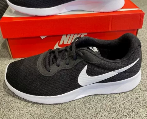 Nike Tanjun 女款 运动鞋 黑白...