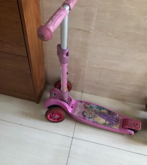 迪斯尼正版滑板车，适合125cm以下的宝宝...