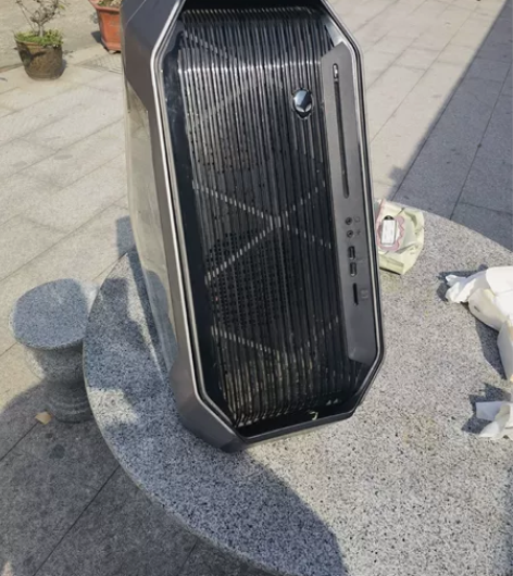 戴尔外星人大三角机箱,空箱,带的电源不知道...