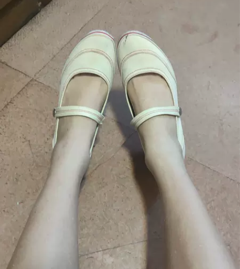 白色帆布鞋42码 帆布鞋的质量很好，是外贸...