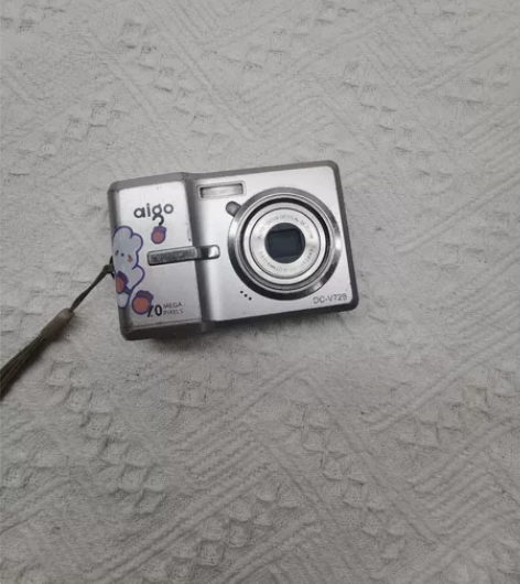 爱国者V728 需自备大容量可充电五号电池