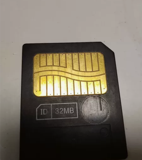 SM卡，32M好的，以前奥林巴斯相机上用的...