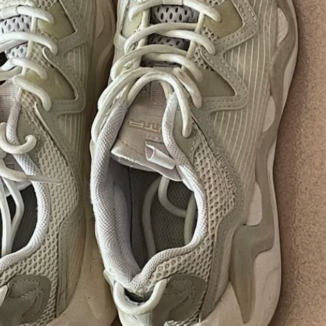 安踏运动鞋 38码 感兴趣的话点“我想要”...