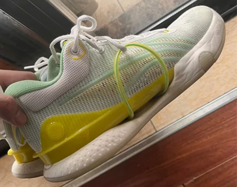 李宁闪击8 42码 莫吉托配色 鞋底有些磨...