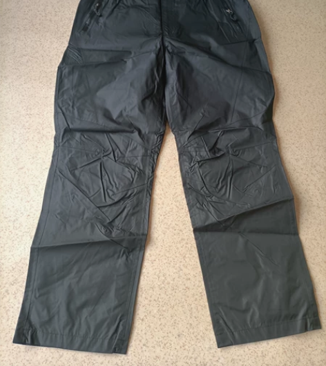 帕尼冲锋裤M号，中性款冲锋裤，男女都可以穿...