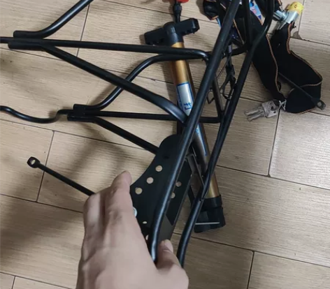 买永久自行车送的，自行车座驾，打气筒，锁全...