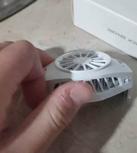 黑鲨散热背夹  就用过一两次   就一点轻...