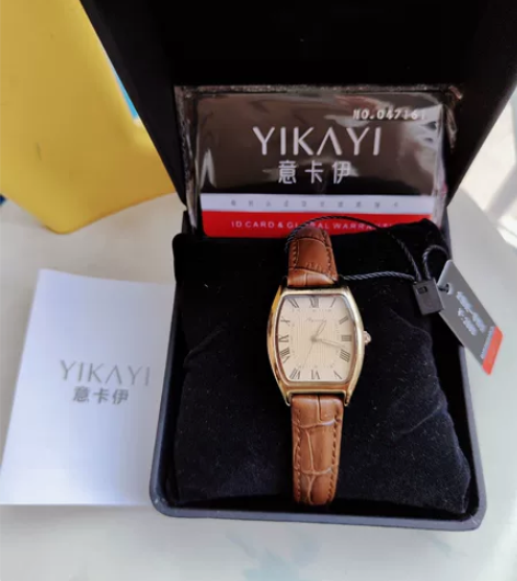 全新未戴过 意卡伊女士皮带款手表包装盒吊...