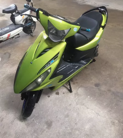 踏板摩托车雅马哈鬼火100CC,九成新个人...