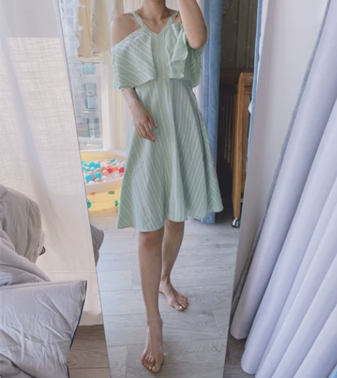 草绿色露肩一字领连衣裙 颜色清新自然，一字...