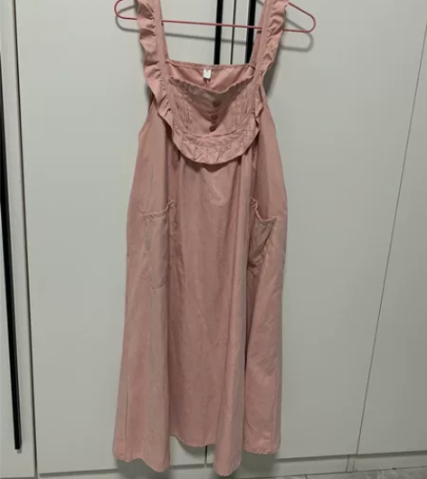 粉色背带裙 感兴趣的话点“我想要”和我私聊...