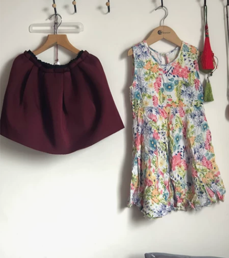 女童花苞裙 酒红色 适合秋冬 15元； 绵...