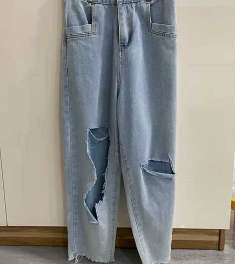 低裆破洞牛仔裤 比较软的面料 穿起来很随性...