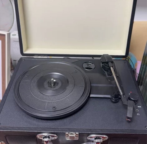 出一个黑胶唱片机，几乎全新未使用过，可邮寄...