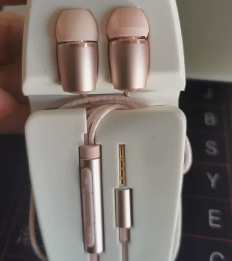 荣耀入耳式耳机,全新 感兴趣的话点“我想要...