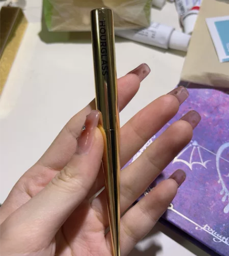 Hourglass烟管口红At Night...