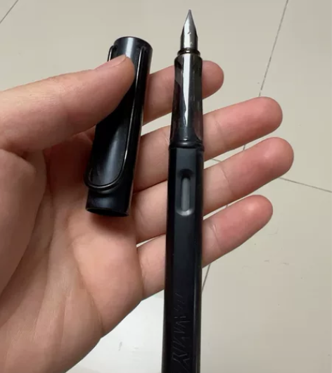 凌美LAMY墨水钢笔，黑色很帅 送一盒墨水