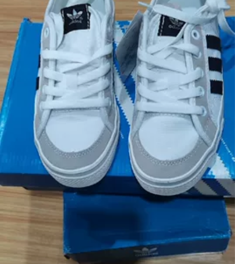 全新女款阿迪运动帆布鞋 ，带原盒 ，绝对正...