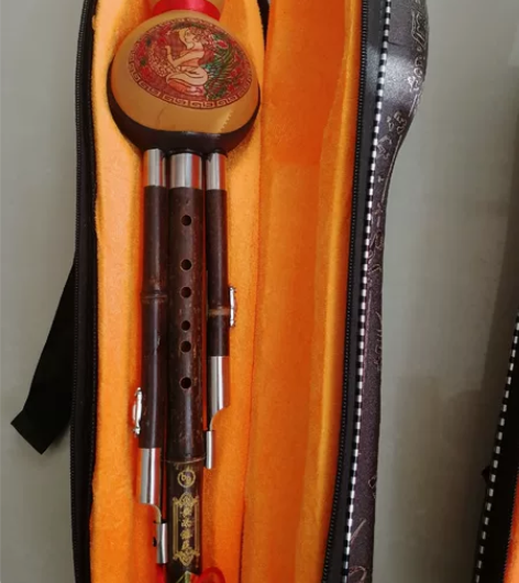 两个葫芦丝,一个C调40元, 一个B调60...