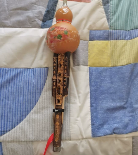 葫芦丝下面有点裂纹，中间凹进去了，上面那个...