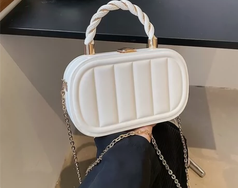 新款手提包低价处理 仅需45 黑白两色 ...