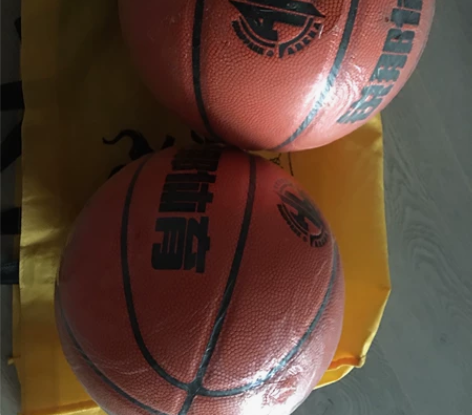 闲置篮球三只,45元一只,自取 感兴趣的话...