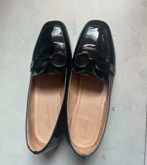 品牌女鞋，春秋黑色单鞋37码，在实体店购买...