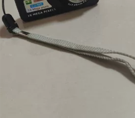 收拾出来的数码相机,充电器找不到了,没有成...