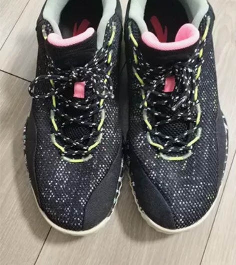 安踏篮球鞋43码，看水洗标就知道没怎么穿过...