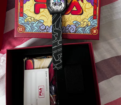 穿搭博主闲置，新年斐乐Fila手表，黑紫配...