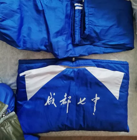 七中万达 冬季校服 一件外套+一条裤子不记得是什么尺码了，我...