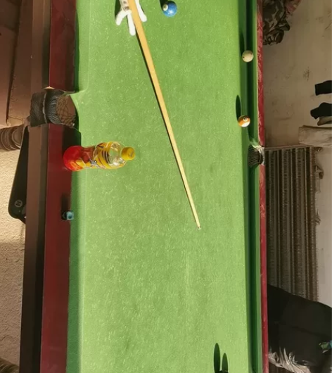 台球桌，数有两套，杆有三四个吧，边框破损处...