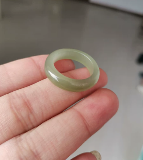 精美湖水绿戒指，玉质细腻温润，料子干净。冰...