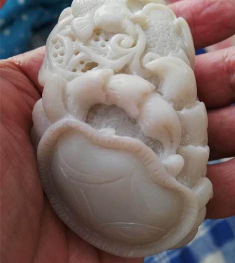 青白玉荷蟹手把件一个，构思巧妙，雕工到位，...