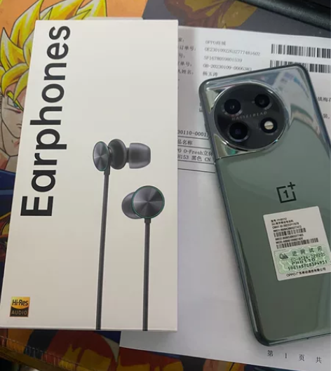 买一加11送的 正品 没用就打开看了看 自...