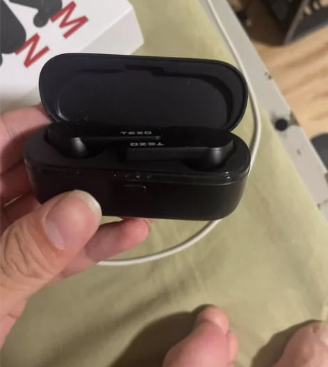 老婆淘宝做活动领的耳机，功能完好没怎么用，...