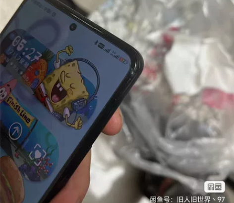 红米k50至尊12+256如图右上角瑕疵带...