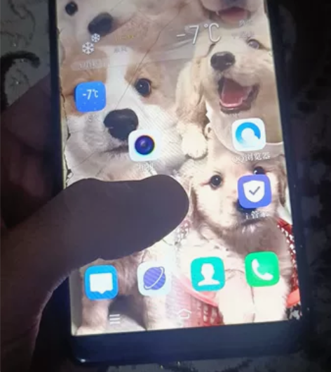 vivo Y71A屏幕侧边没胶有点漏光，屏...