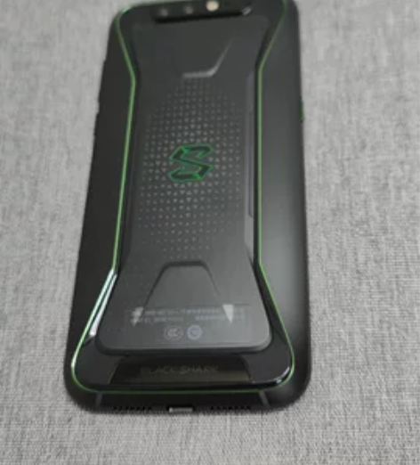 黑鲨游戏手机 顶配256G 配置是高通骁龙...