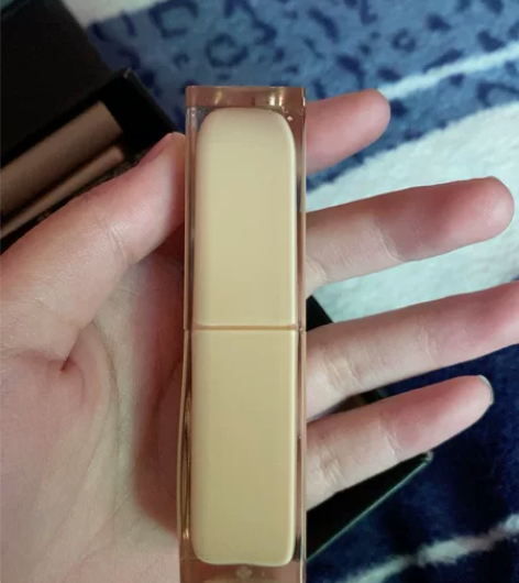 酵色口红 好像是牛血色516只在手上试色过...