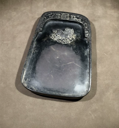 平安吉祥，聚财富贵。端砚，砚池上方双龙捧寿...