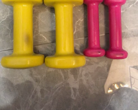 可爱又时尚的哑铃重量自己看，适合女孩儿，两...