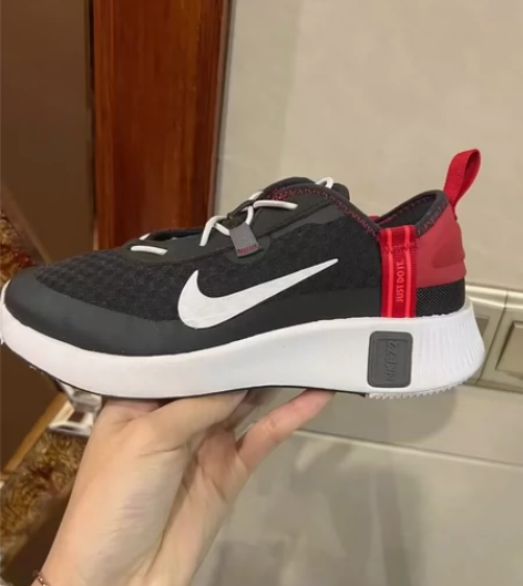 nike轻跑鞋，海淘正品不退换 2y，33...