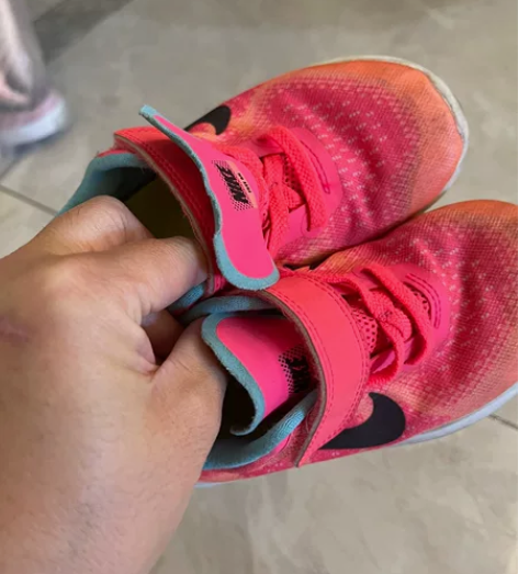 耐克运动鞋,很轻便,透气不捂脚,颜色很有活...