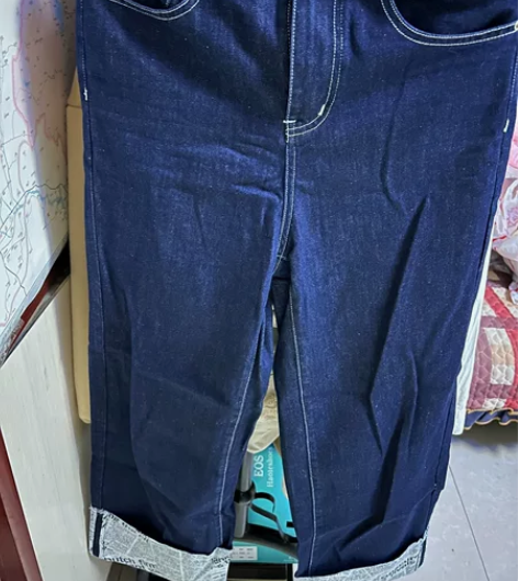 直筒牛仔裤，裤腿拼接报纸做的复古文艺风格，...