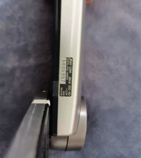 索尼相机 电池用不了，没充电器感兴趣的话点...