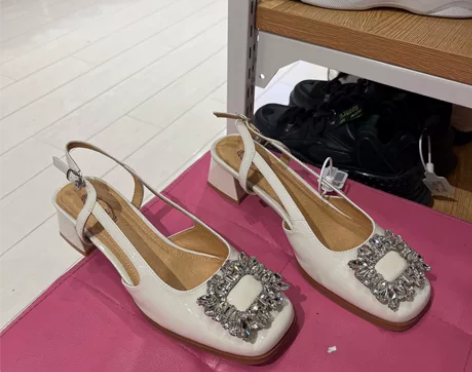 沙驰 女款单鞋 38码 ¥189 感兴趣的...