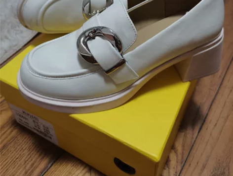 全新粗跟玛丽珍鞋 37码的，但是我穿着大了...