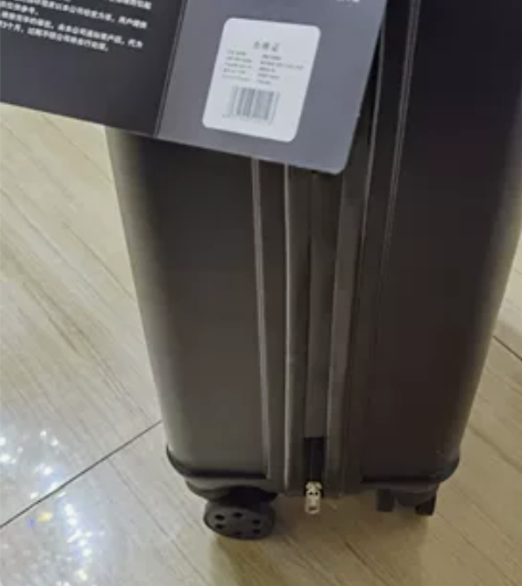 全新的行李箱，家里用不上，喜欢的自取 箱子...