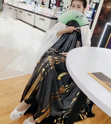 六米汉服,就穿过这一次去拍照,全新,已干洗...